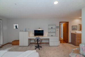 knoxville wfh property with desk