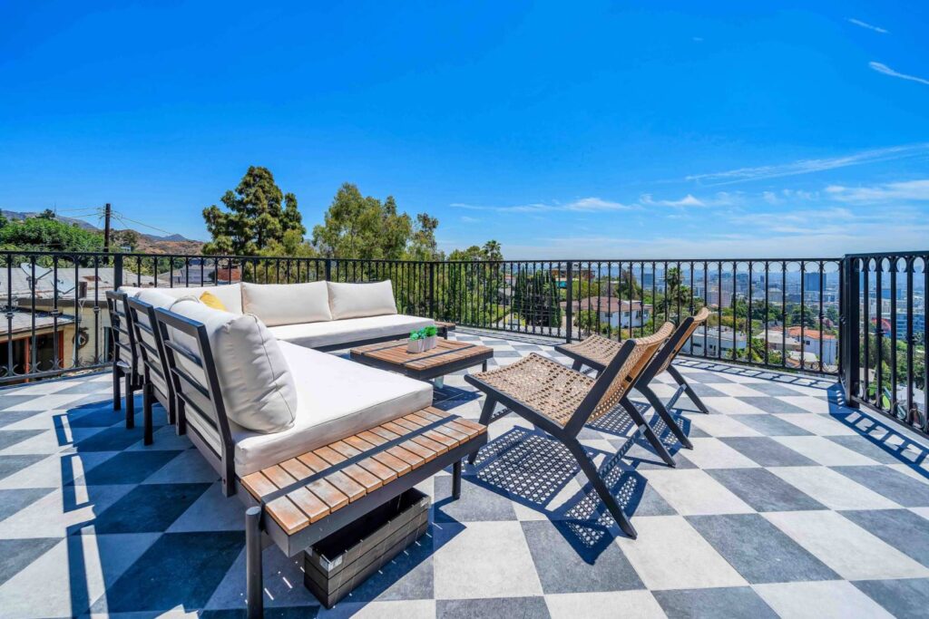 LA House on hill for a group to stay